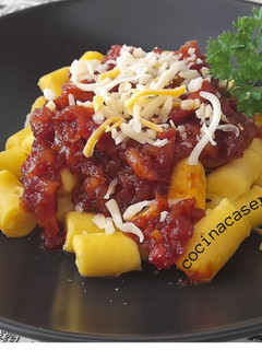 Una foto de Ñoquis caseros con salsa amatriciana