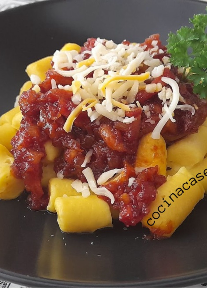 Una foto de Ñoquis caseros con salsa amatriciana