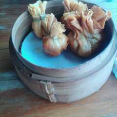 A picture of Siomay goreng isi daging ayam cincang.