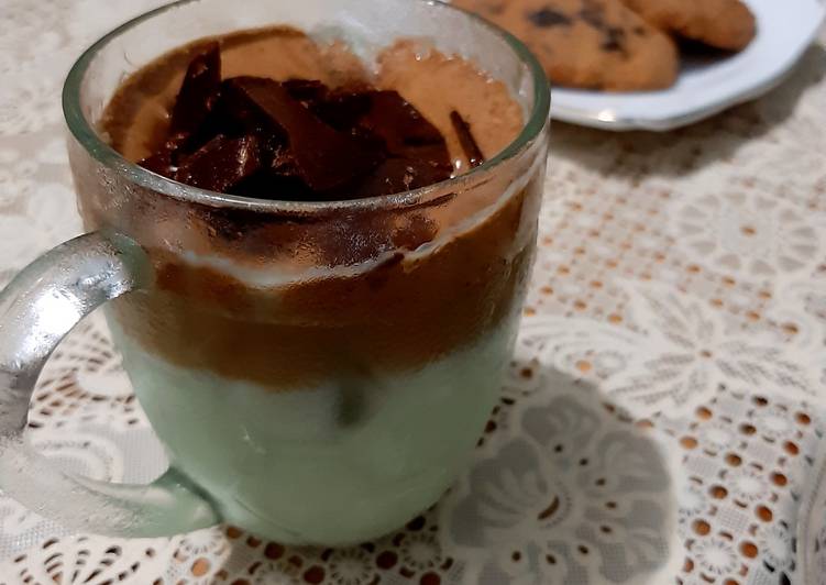 Cara Gampang Menyiapkan Dalgona Choco Mint Coffee Anti Gagal