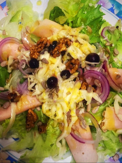 Una foto de Ensalada Gourmet pavita arándanos nueces semillas de girasol