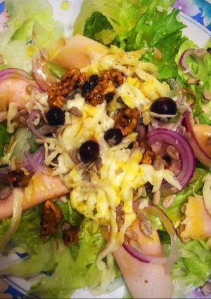 Una foto de Ensalada Gourmet pavita arándanos nueces semillas de girasol