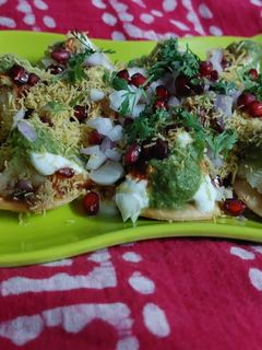 દહીં પાપડી ચાટ (Dahi Papdi Chaat Recipe In Gujarati) રેસીપી મુખ્ય ફોટો