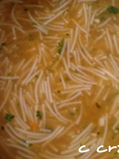 Una foto de Sopa de fideos con ajo