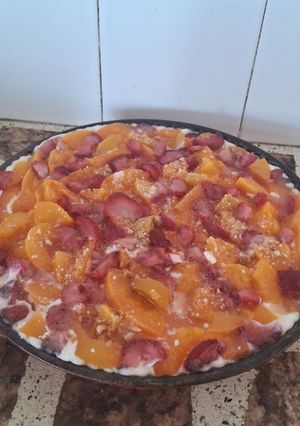 Una foto de Postre delicia de duraznos y frutillas🍑🍓🍓