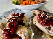 Una foto di pollo avocado