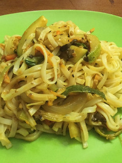 Una foto de Fideos de arroz con salteado de verduras varias