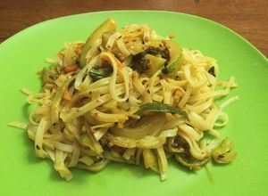 Una foto de Fideos de arroz con salteado de verduras varias