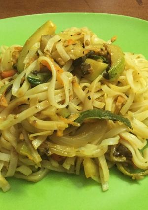 Una foto de Fideos de arroz con salteado de verduras varias