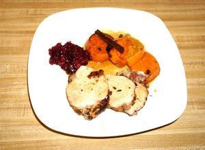 Una foto de PECHUGA DE PAVO DESHUESADA ASADA CON HIERBAS FRESCAS. JON STYLE