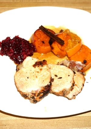Una foto de PECHUGA DE PAVO DESHUESADA ASADA CON HIERBAS FRESCAS. JON STYLE