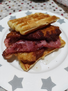 Una foto de Pollo frito con gofres