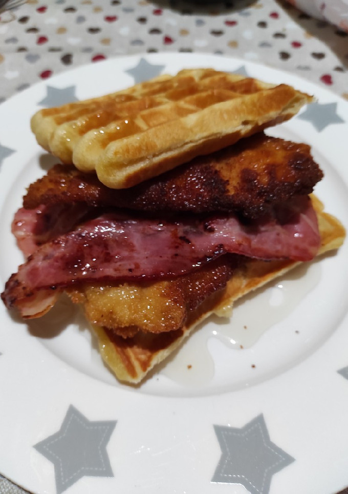 Una foto de Pollo frito con gofres