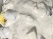 Una foto de salsa para raviolis de queso