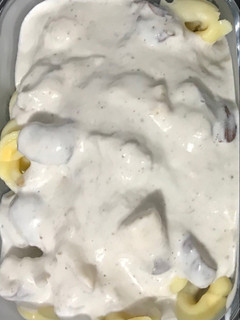 Una foto de Raviolis de carne con salsa de queso y setas