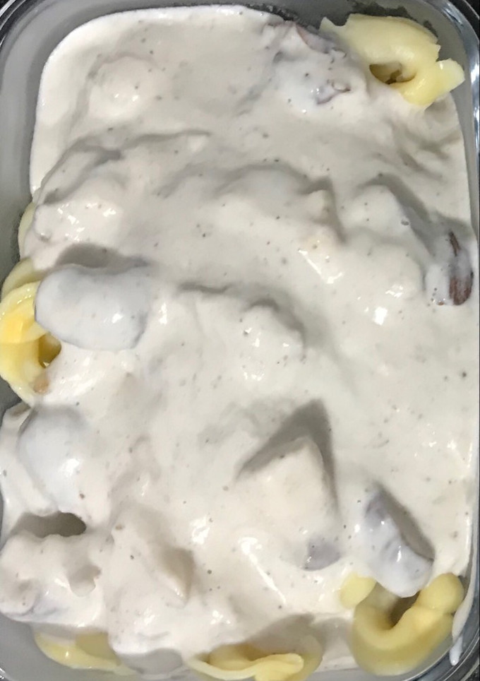 Una foto de Raviolis de carne con salsa de queso y setas