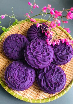 Hình của món Bánh trung thu khoai lang tím (nhân khoai lang vàng).