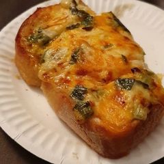 A picture of Mac & Cheese on Toast.