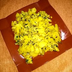 A picture of Fried potatoes chunks with eggs.