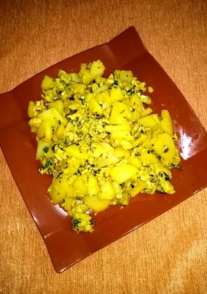 A picture of Fried potatoes chunks with eggs.