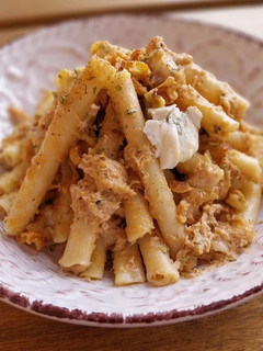 Una foto de Zita en salsa cremosa de costillas de cerdo, gorgonzola y nueces