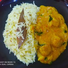 A picture of Punjabi kadi pakora and jeera rice.