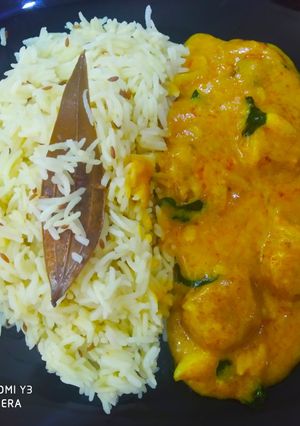 A picture of Punjabi kadi pakora and jeera rice.