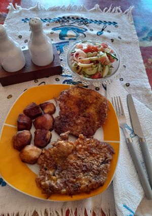O poză a rețetei Cartofi noi cu snițel de porc.