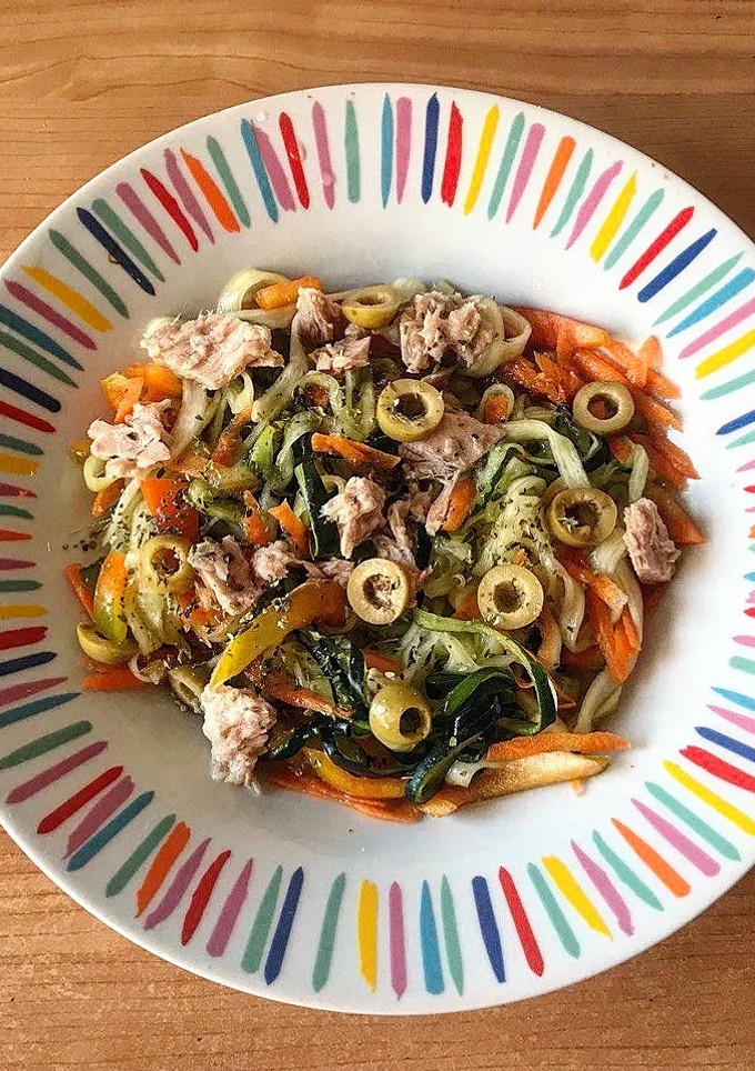 Una foto de Ensalada de calabacín y atún