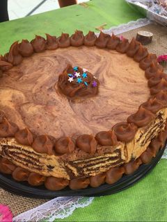 Una foto de Torta de arrollado y dulce de leche