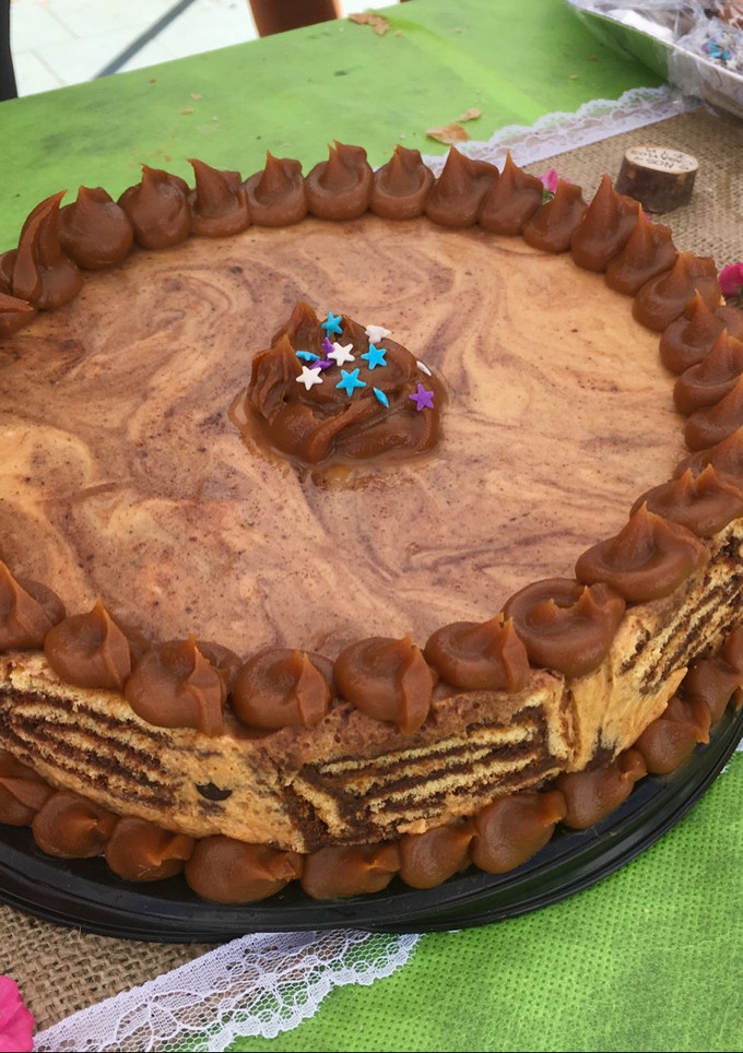 Una foto de Torta de arrollado y dulce de leche