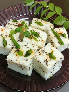 खट्टा ढोकला (Khatta Dhokla Recipe in Hindi) रेसिपी मुख्य फोटो