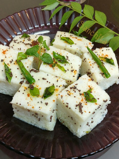 खट्टा ढोकला (Khatta Dhokla Recipe in Hindi) रेसिपी मुख्य फोटो