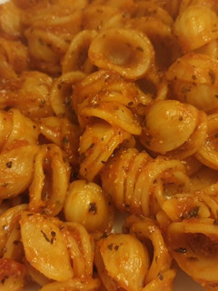 Una foto de Pasta con salsa de tomate con albahaca