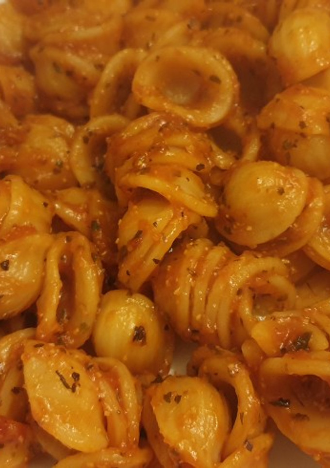 Una foto de Pasta con salsa de tomate con albahaca