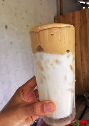 Hình của món Cà phê bọt biển (Dalgona coffee).