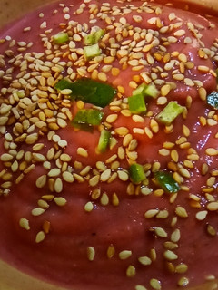Una foto de Hummus de remolacha