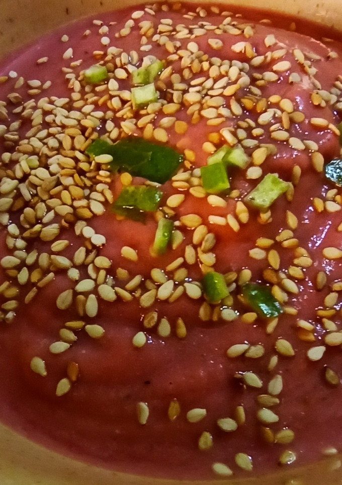 Una foto de Hummus de remolacha