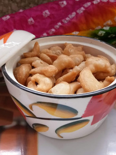 काजू नमक पारे (Kaju Namakpare recipe in Hindi) रेसिपी मुख्य फोटो