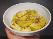 Una foto de desayuno con leche de almendras