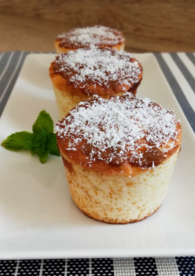 Una foto de Muffins de coco y dulce de leche