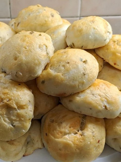 Una foto de Pancitos saborizados de cebollas y aceitunas