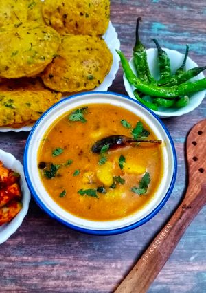 A picture of Raseele Aloo / Potato Curry.