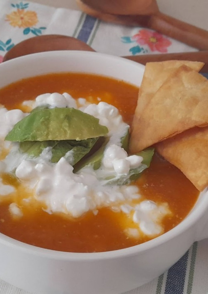 Una foto de Sopa Azteca o sopa de tortilla mexicana -con totopos-