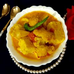 A picture of Paneer,Cauliflower in a ligh gravy.