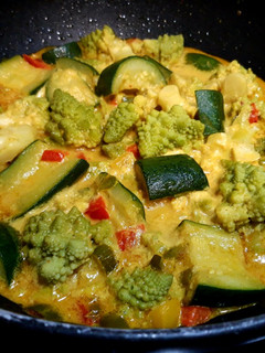 Una foto de Curry de romanescu y calabacín
