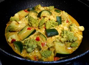 Una foto de Curry de romanescu y calabacín