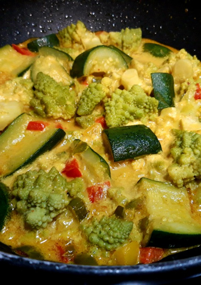 Una foto de Curry de romanescu y calabacín