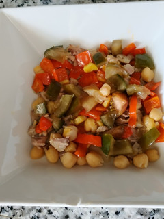 Una foto de Ensalada de garbanzos