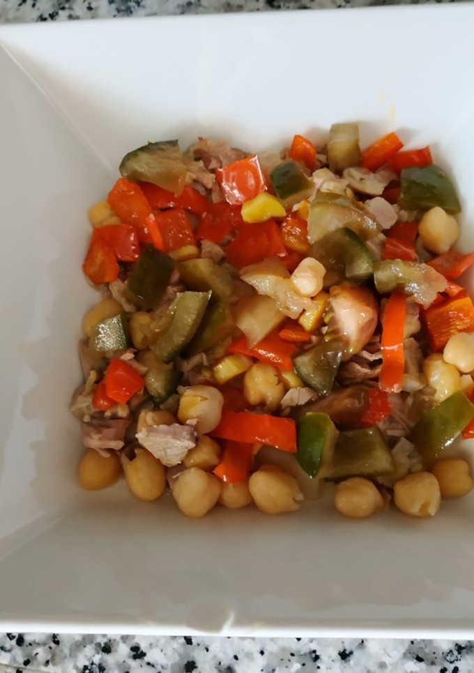Una foto de Ensalada de garbanzos